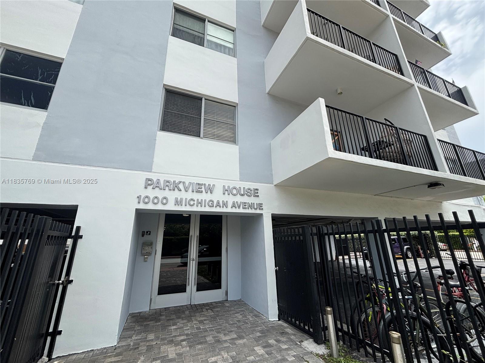 Bright and spacious 1 bed + den condo in the heart of South Beach! This unit offers 1.5 bathrooms, a private north-facing balcony, and an assigned covered parking space (a huge
plus in SoBe). Ideally located just steps from Whole Foods, Flamingo Park, and the beach - enjoy the best of walkable South Beach living! Easy to show.