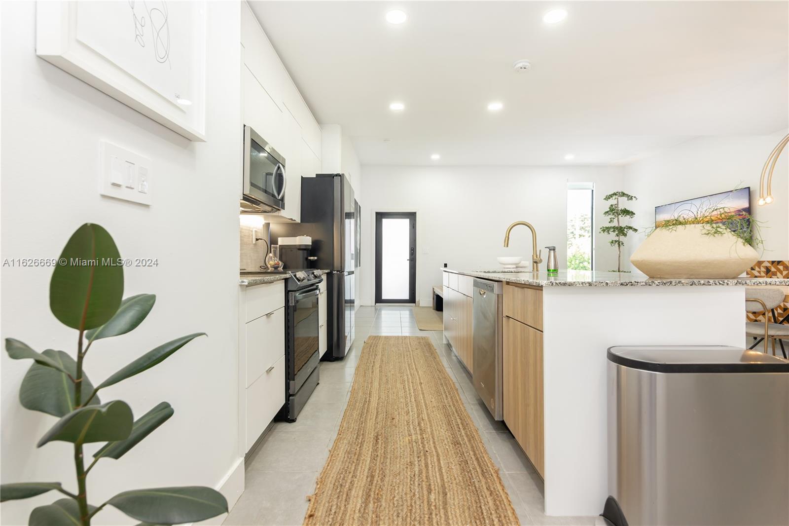 ARCHWOOD AMD PLAT - Residential Lease