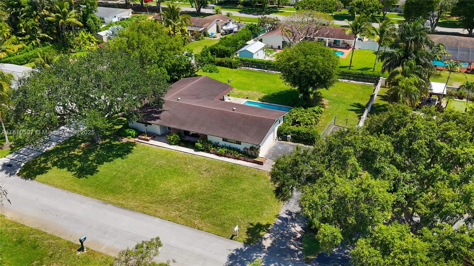 Miami, Florida 33176, United States, 4 Bedrooms Bedrooms, ,3 BathroomsBathrooms,Residential,Pending,137971