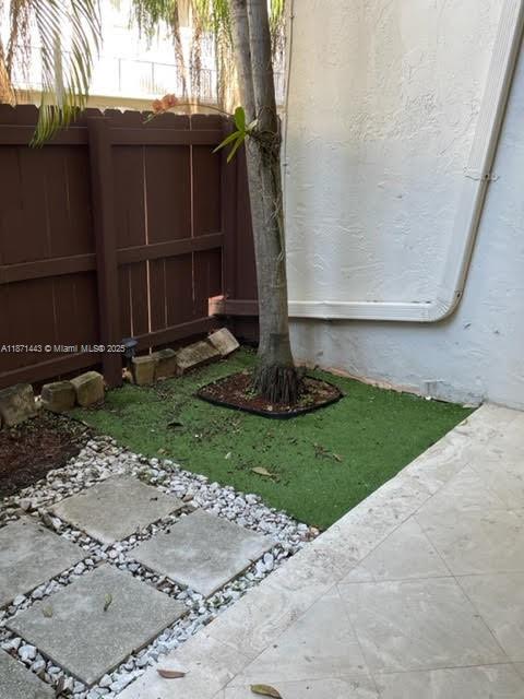 Garden Style 1BR / 1 Bath apartment in Excellent Location. 24 hour guard gated security. Front Door Parking. Private back patio. remodeled kitchen and updated Bath. central location close to all major expressways, shopping and public metro rail Transportation.