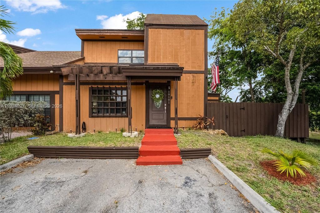 Photo of 10101 Woodbury Ct, Pembroke Pines, FL 33026 (MLS # A11994927)