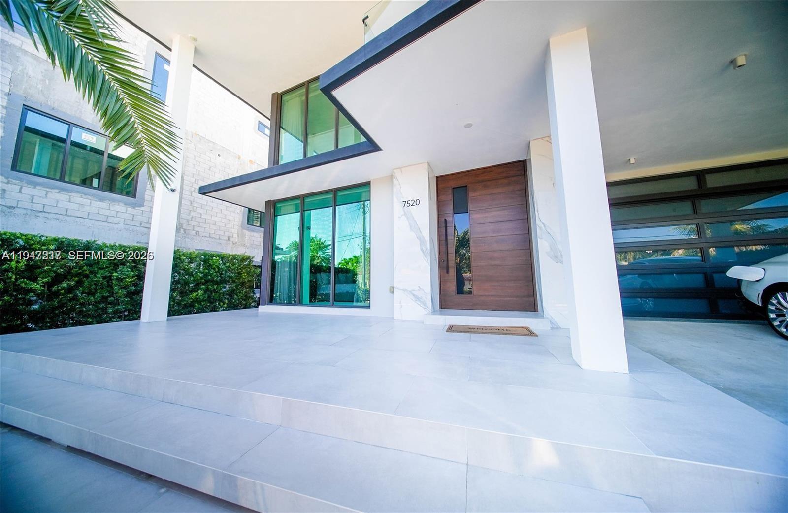 7520 W Treasure Dr 0