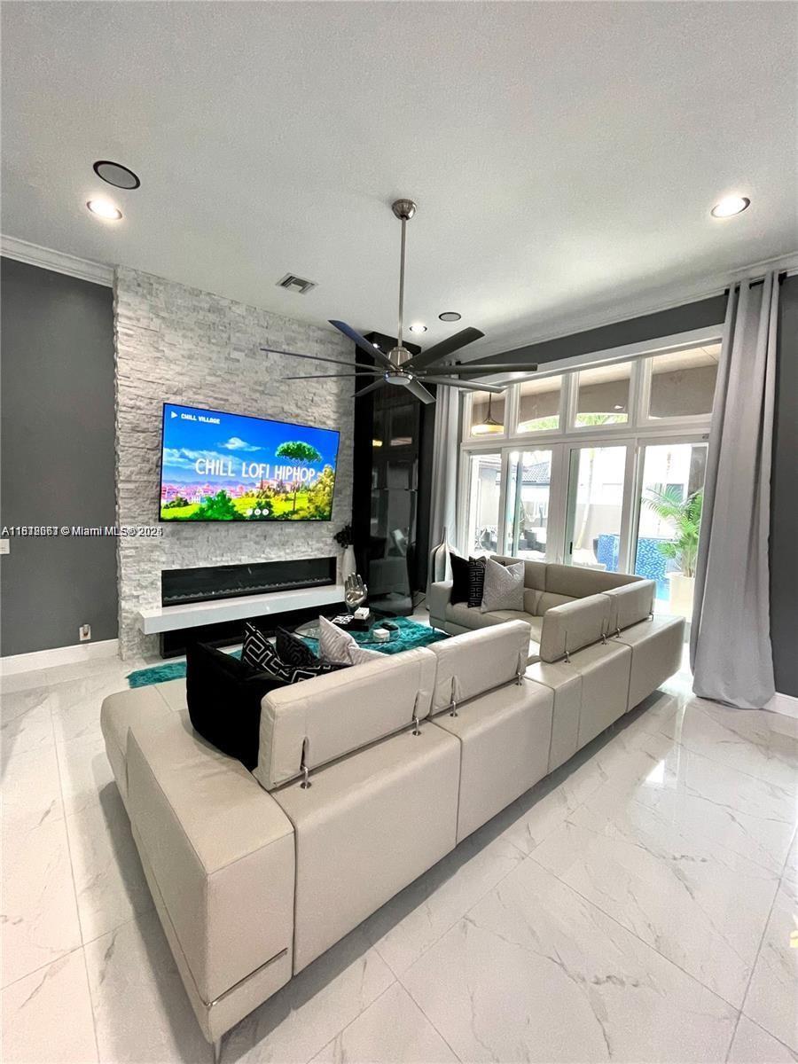 SUNSET LAKES PLAT TWO - Residential Lease