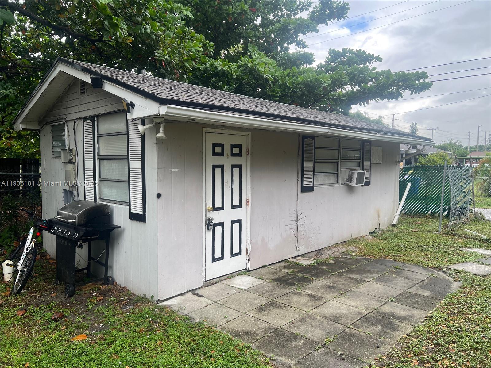 HOLLYWOOD PARK - Residential Lease