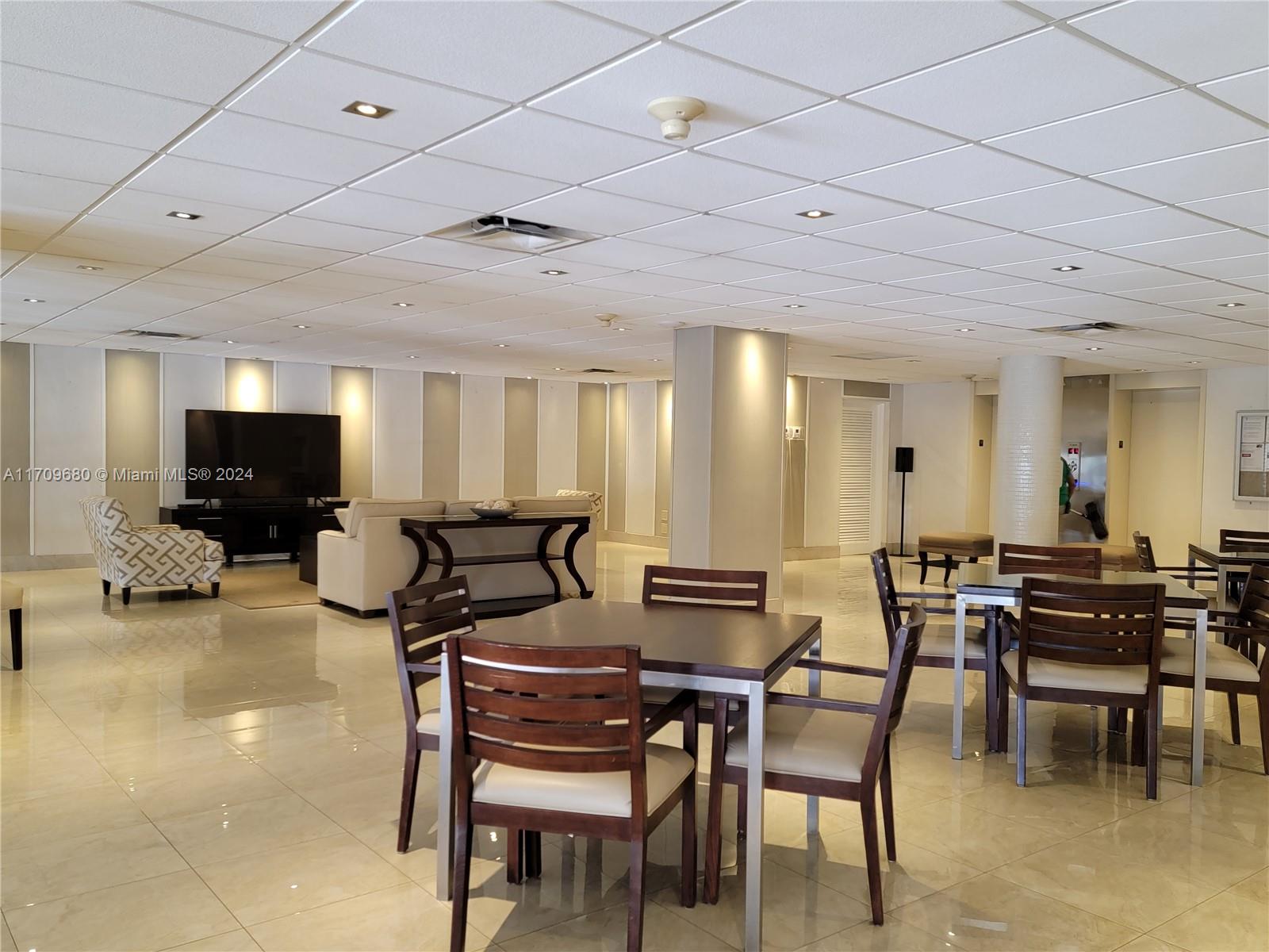 HOLLYWOOD TOWERS CONDO - Residential Lease