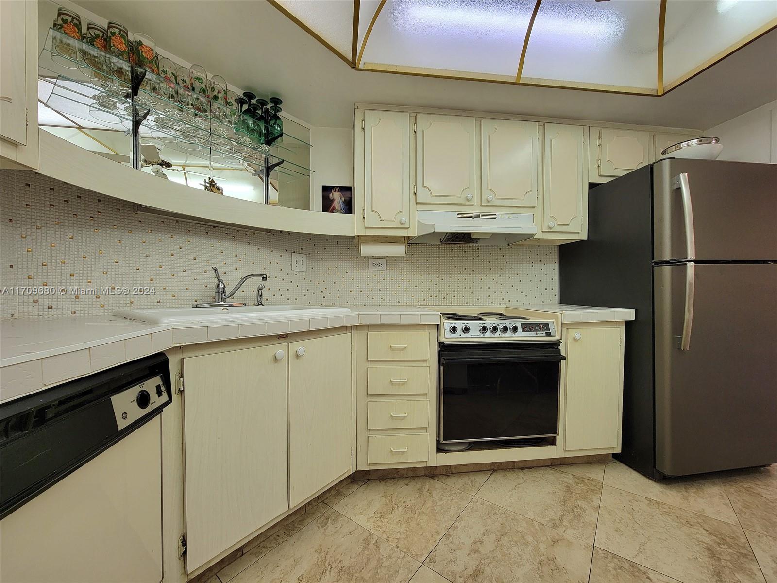 HOLLYWOOD TOWERS CONDO - Residential Lease