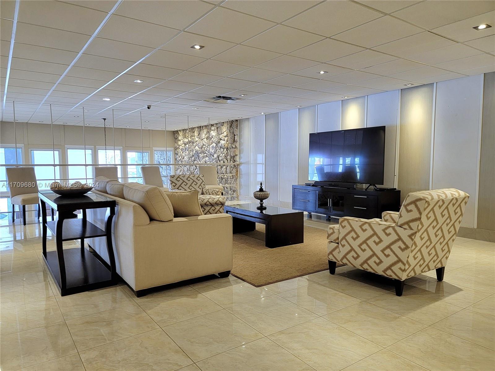 HOLLYWOOD TOWERS CONDO - Residential Lease