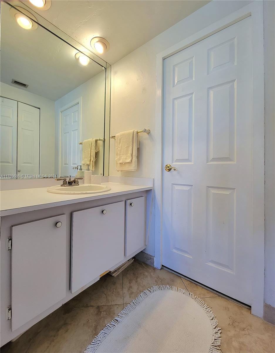 HOLLYWOOD TOWERS CONDO - Residential Lease