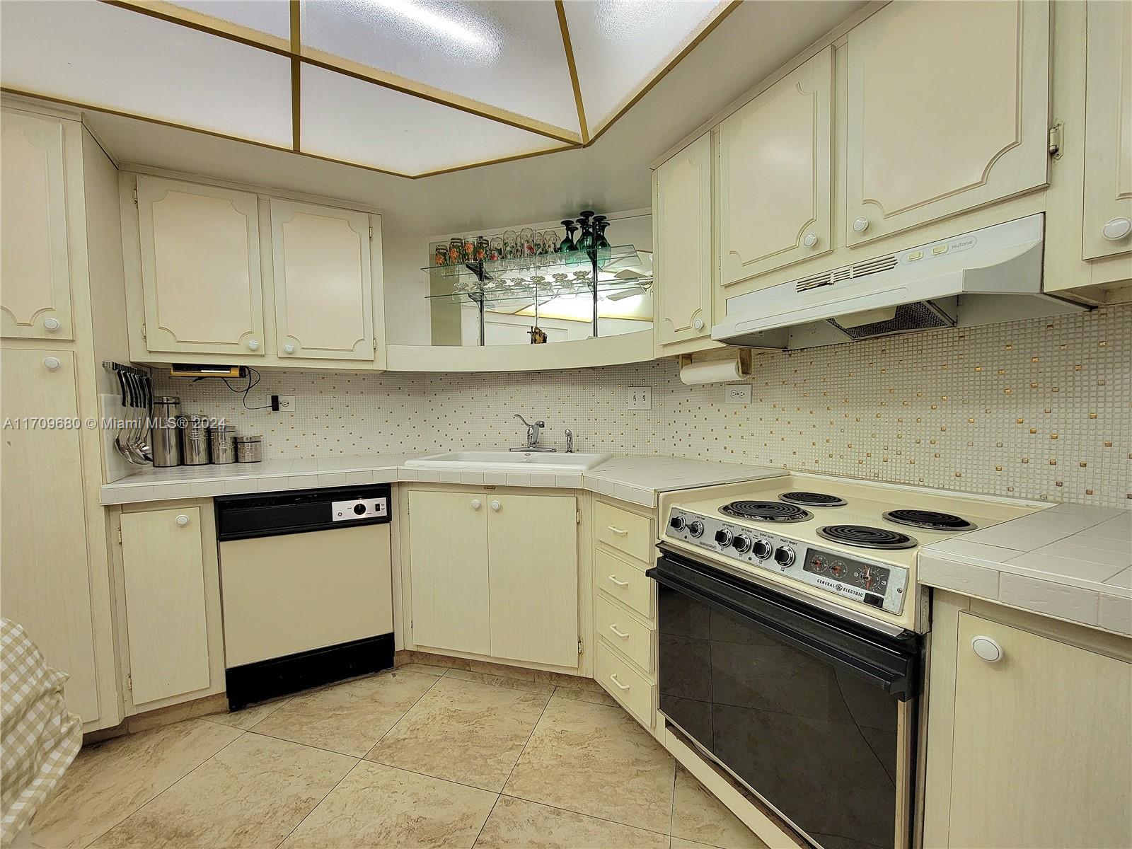 HOLLYWOOD TOWERS CONDO - Residential Lease