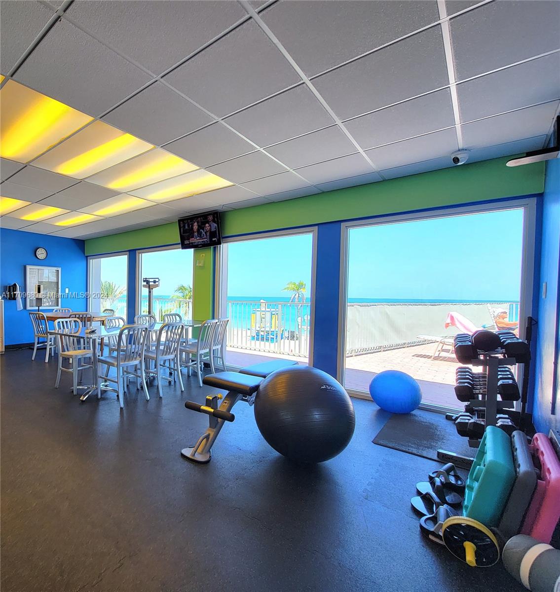 HOLLYWOOD TOWERS CONDO - Residential Lease