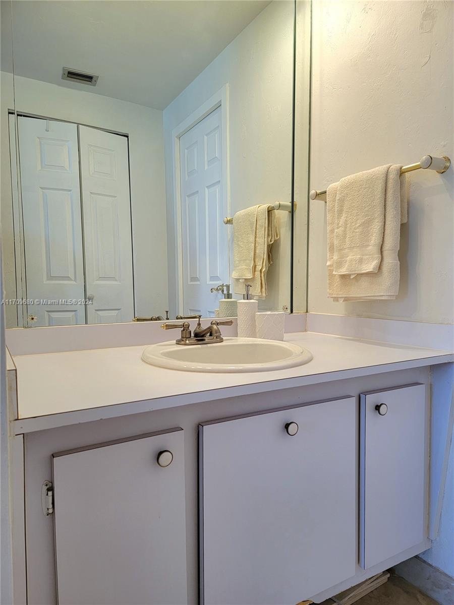 HOLLYWOOD TOWERS CONDO - Residential Lease