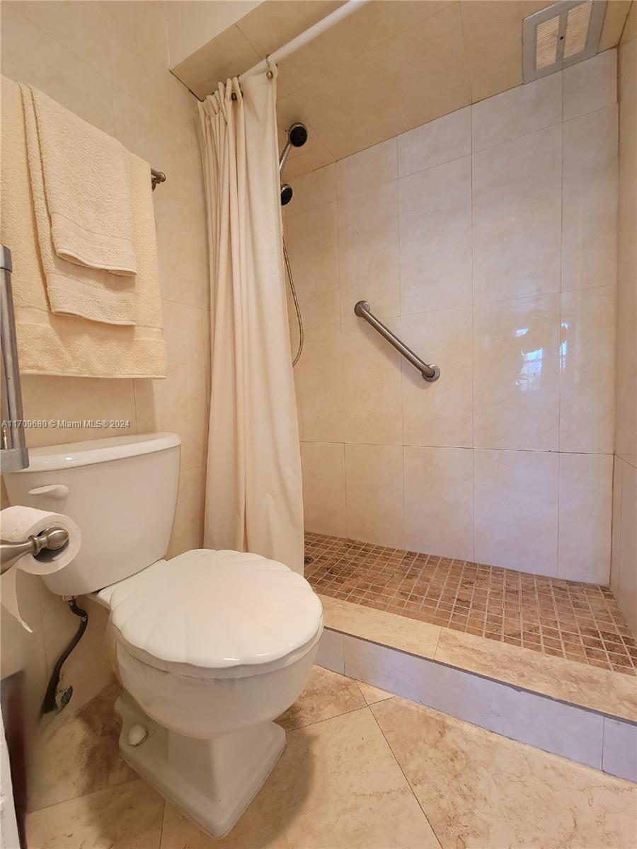 HOLLYWOOD TOWERS CONDO - Residential Lease