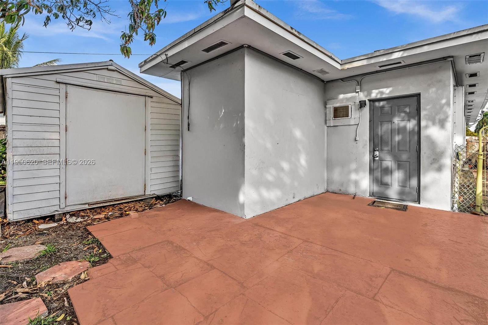 HOLLYWOOD LAWNS - Residential Lease