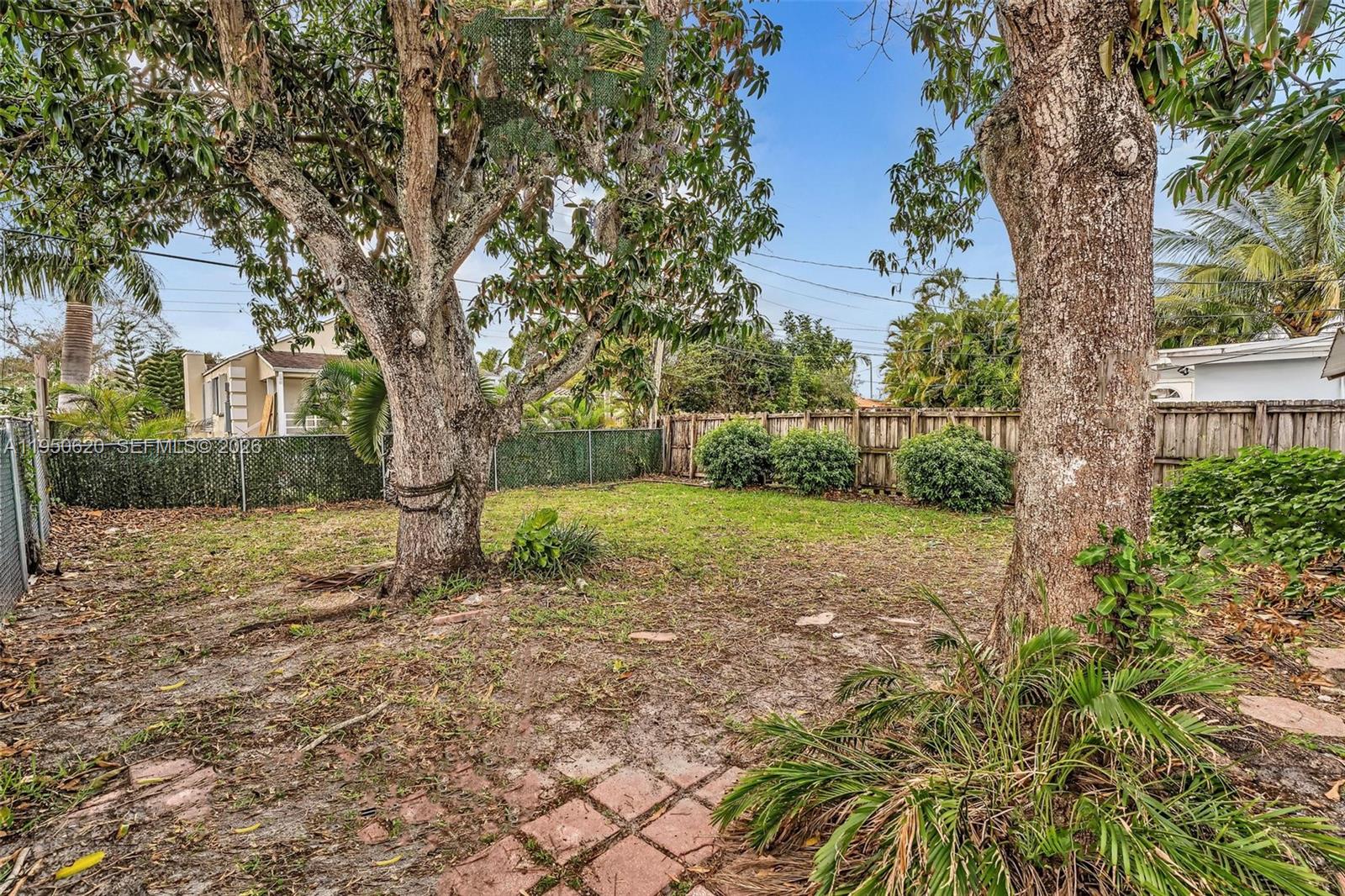 HOLLYWOOD LAWNS - Residential Lease