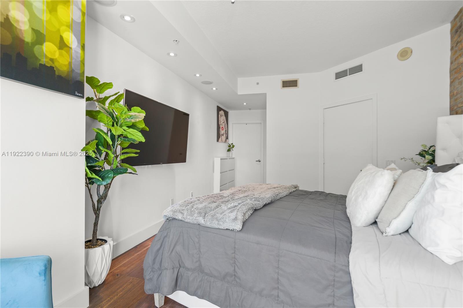 INFINITY AT BRICKELL COND - Residential Lease