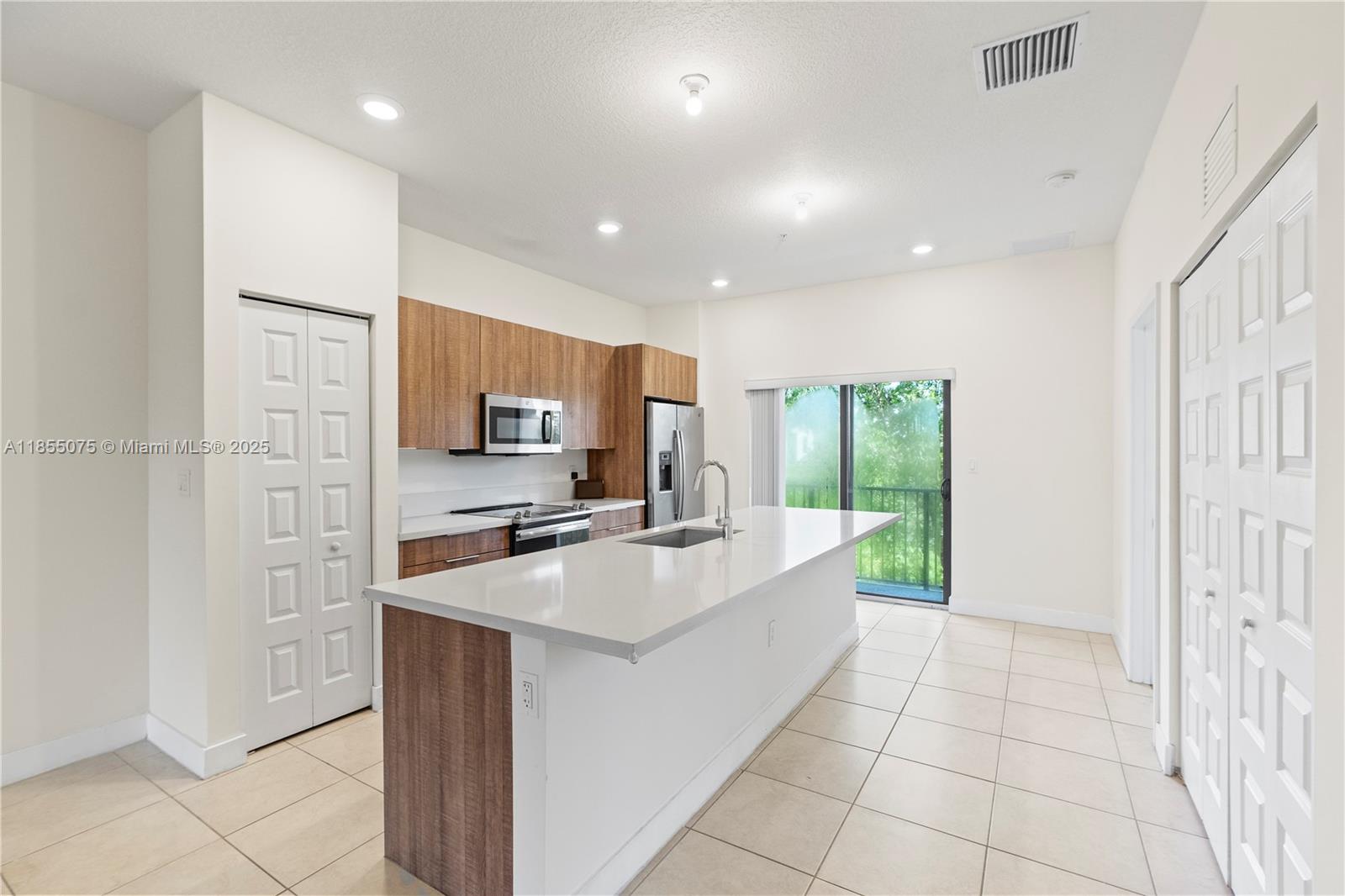 Luxurious Smart Apartment 2/ 2/1 in Prestigious Apex Community – Doral.Stunning 2-bedroom, 2 /1-bathroom smart apartment featuring elegant tile floors, stainless steel appliances, and quartz countertops in a modern kitchen that flows seamlessly into the integrated living, dining, and family room – perfect for both relaxing and entertaining.Located in the highly sought-after Apex community at Park Central in Doral, this residence offers exclusive access to the Park Central Clubhouse with resort-style amenities, including a sparkling pool with a kids’ splash park, fully equipped gym, spin and yoga studios, and more.
Close to A+ rated schools, major highways, shopping, and dining. Live in comfort, luxury, and convenience in one of Doral’s most desirable neighborhoods.