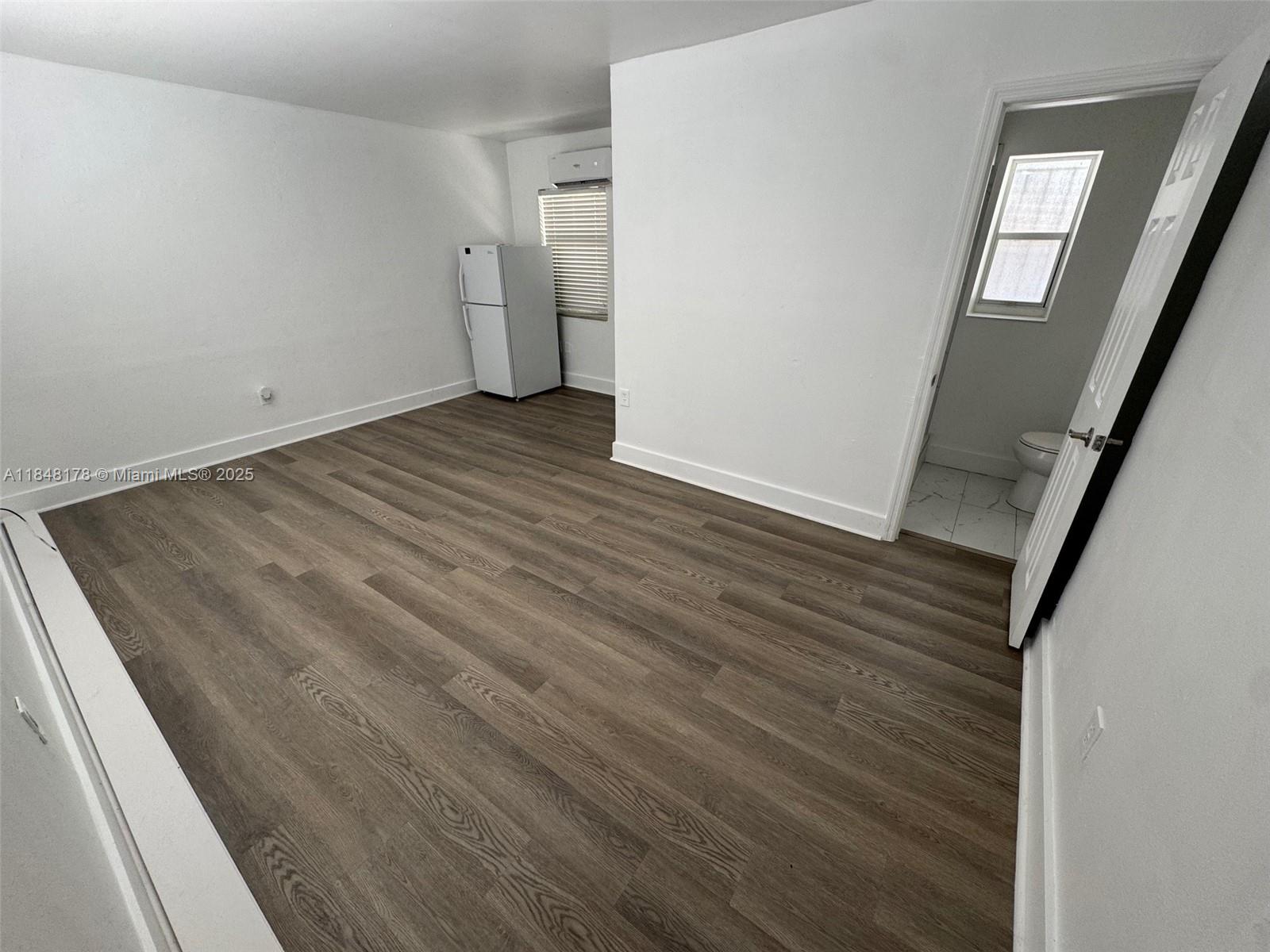 FULLY REMODELED STUDIO APARTMENT VERY CLOSE TO WYNWOOD/DESIGN DISTRIC, FAST ACCES TO MAJOR HIGHWAY I95 AND US112. 10 MINUTES FROM THE AIRPORT. 10-15 MINUTES FROM DOWNTOWN, MIAMI BEACH AND MIDTOW.
EASY TO SHOW. TEXT AGENT FOR SHOWING.