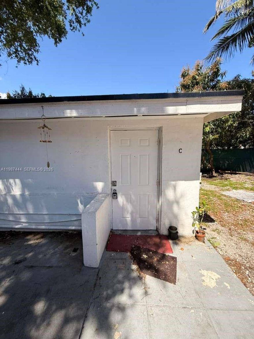 Efficiency unit with a parking space. Easy and quick access. One month's rent in advance and one month's security deposit required. Easy access, near I-95.
This won't stay on the market long—call now!