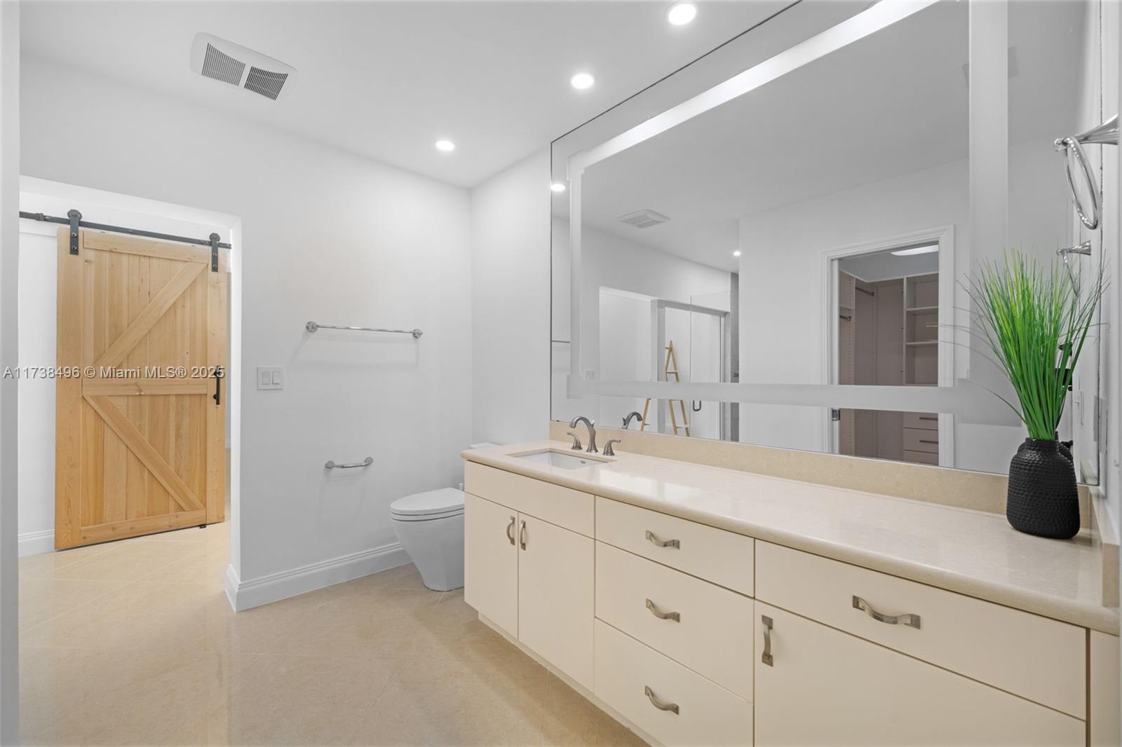 HOLLYWOOD LAKES SECTION - Residential