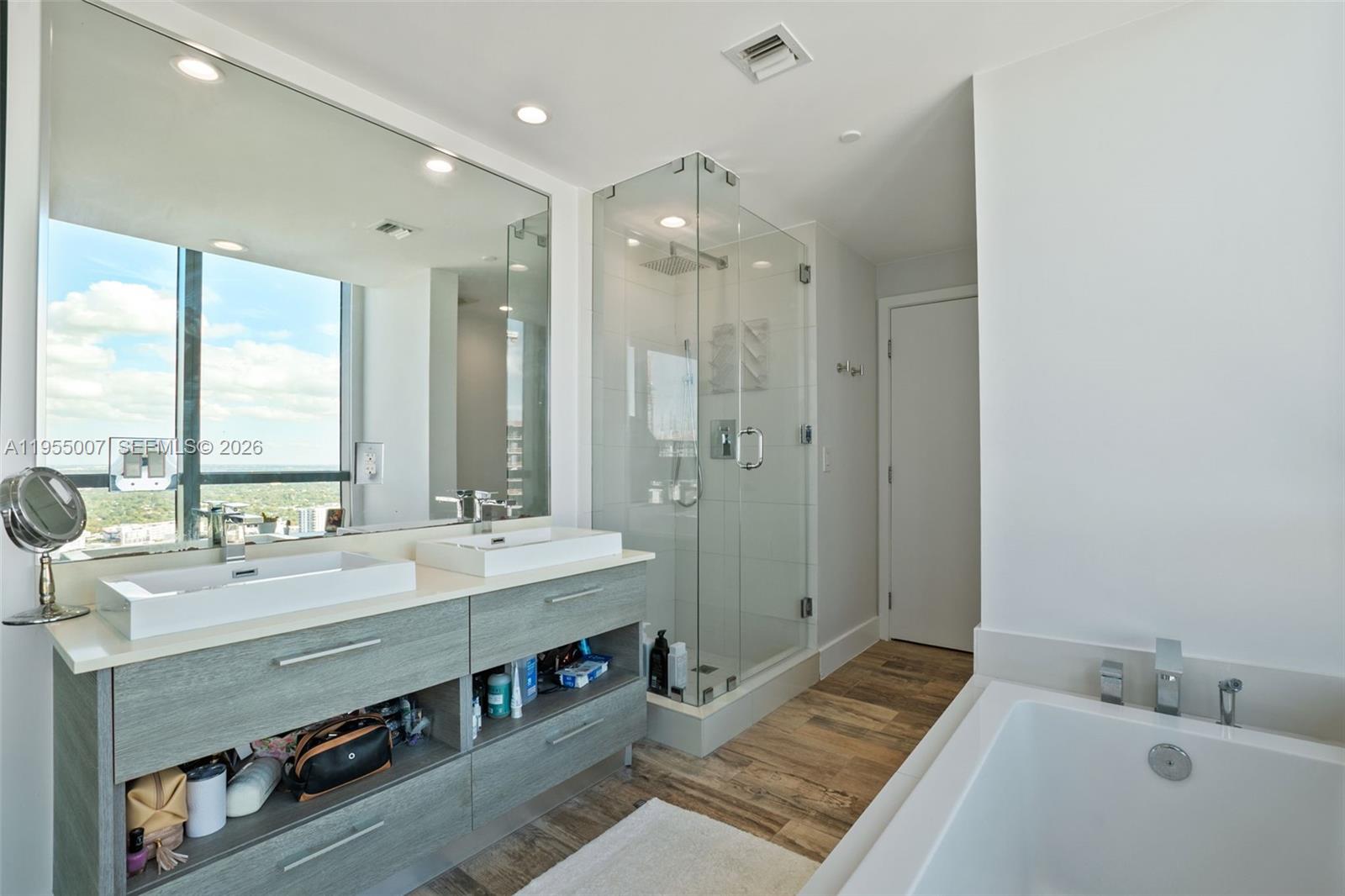 PARAISO BAY CONDO - Residential