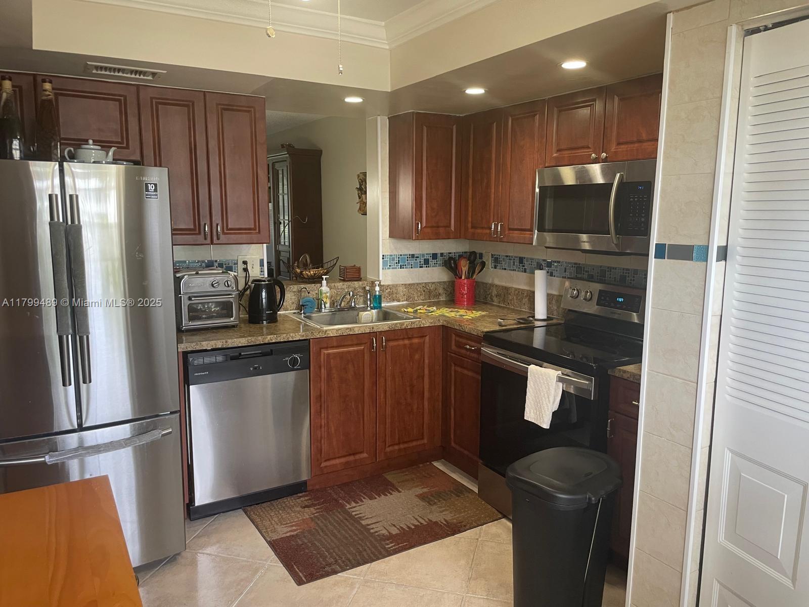 10 OF PALM SPRINGS 2 COND - Residential