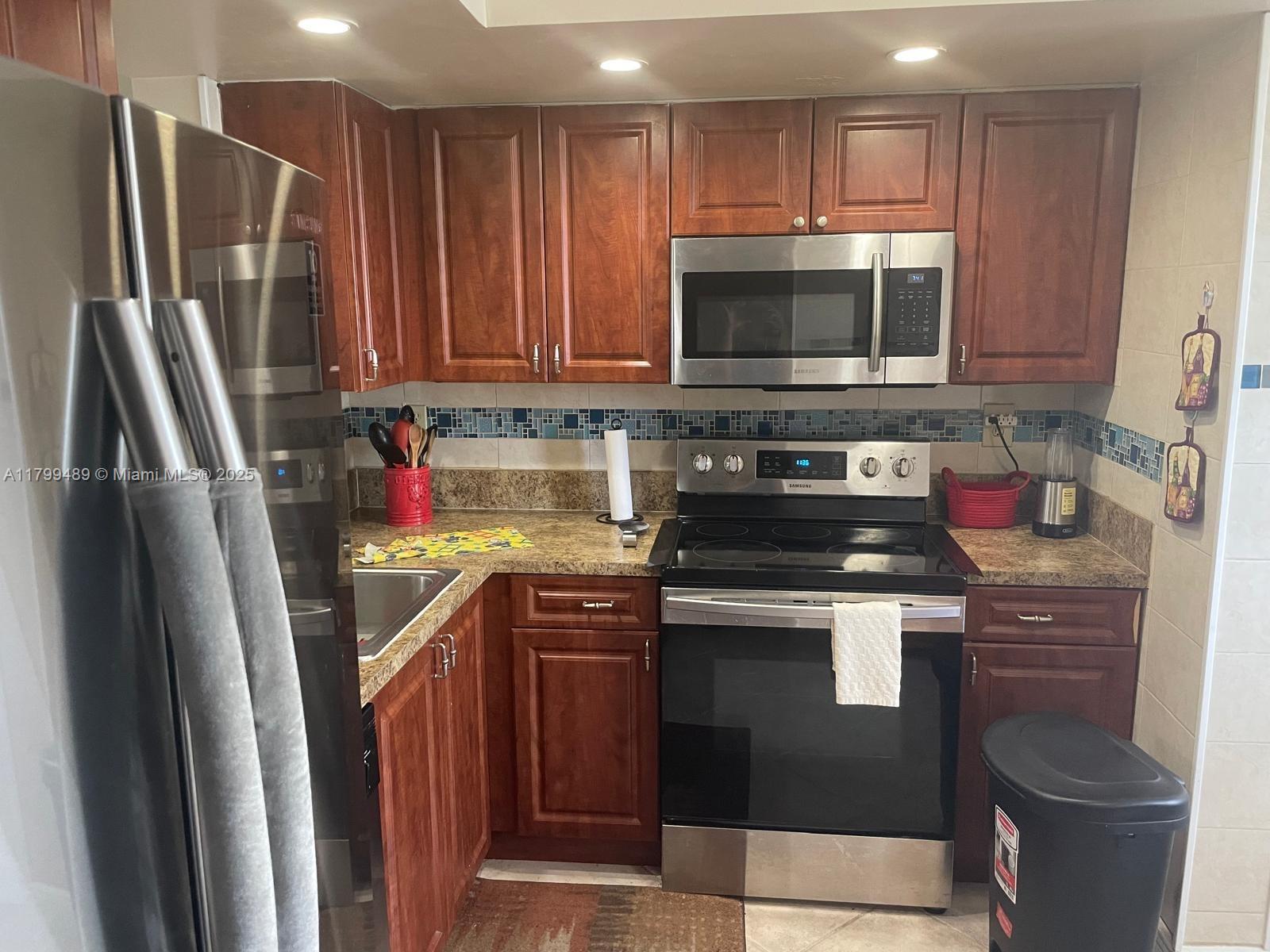 10 OF PALM SPRINGS 2 COND - Residential