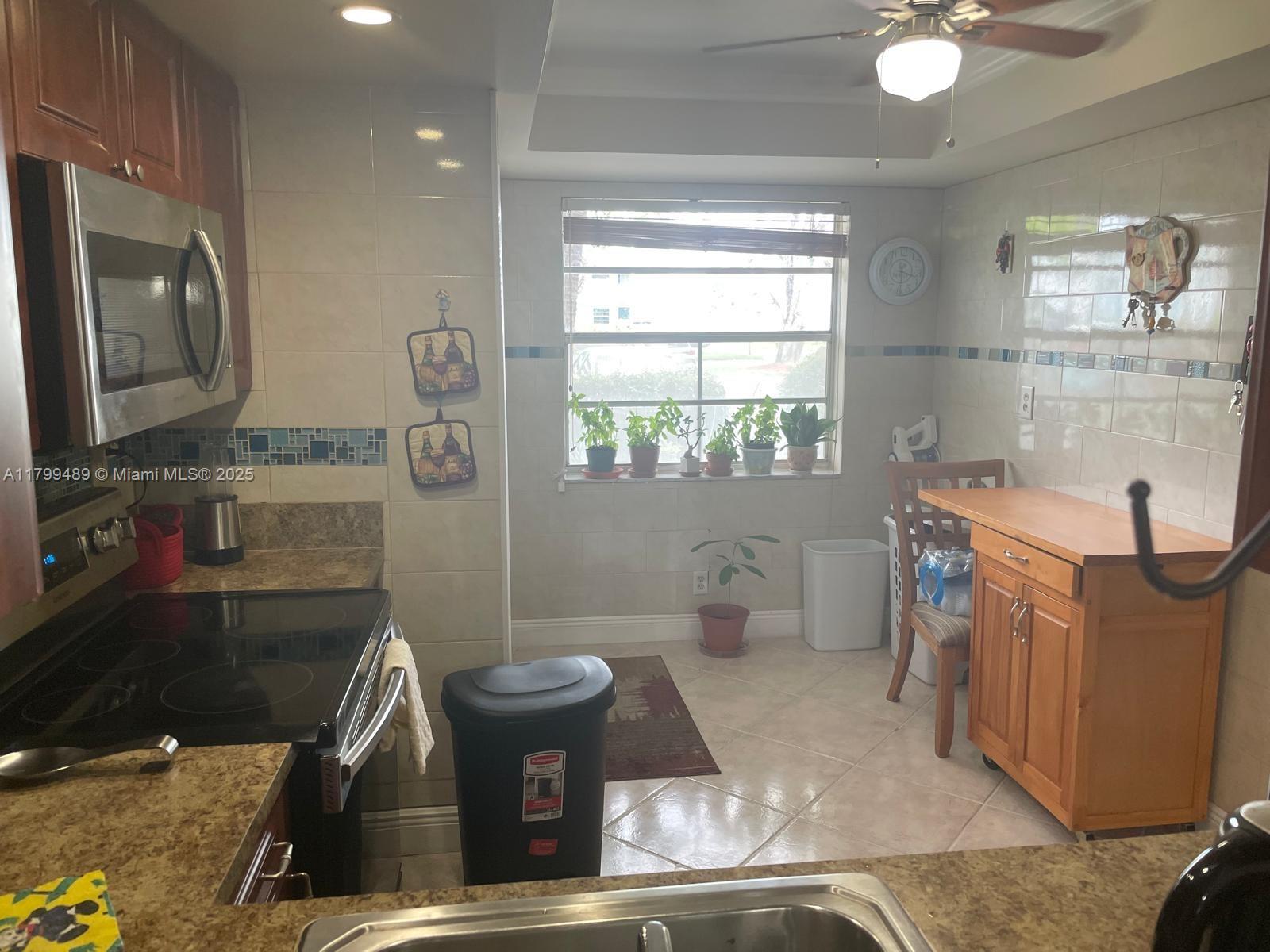 10 OF PALM SPRINGS 2 COND - Residential