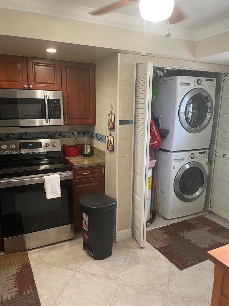 10 OF PALM SPRINGS 2 COND - Residential