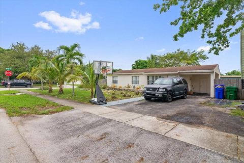 Photo of 4371 SW 24th St, Fort Lauderdale, FL 33317 (MLS # A11886300)
