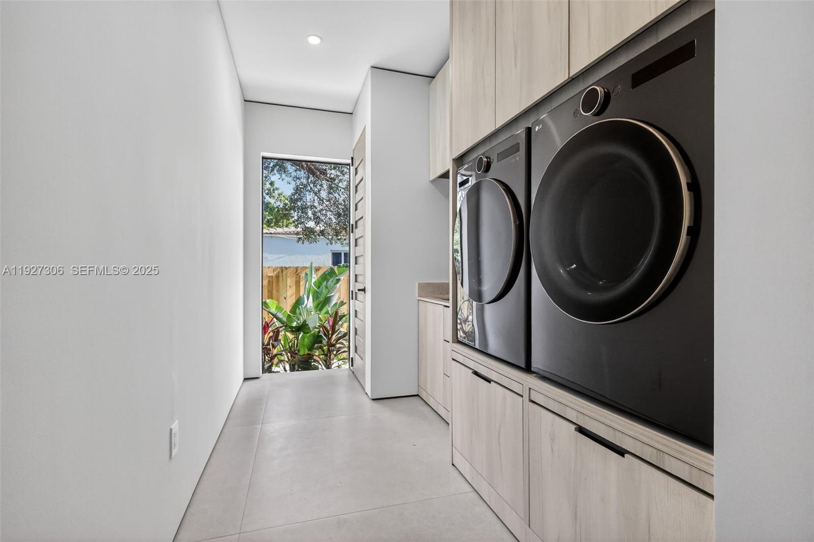 BISCAYNE LAWN EXTENSION - Residential