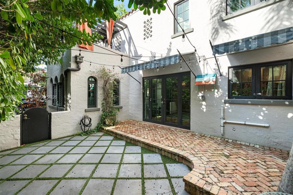 Photo of 447 Giralda Ave, Coral Gables, FL 33134 (MLS # A11993176)