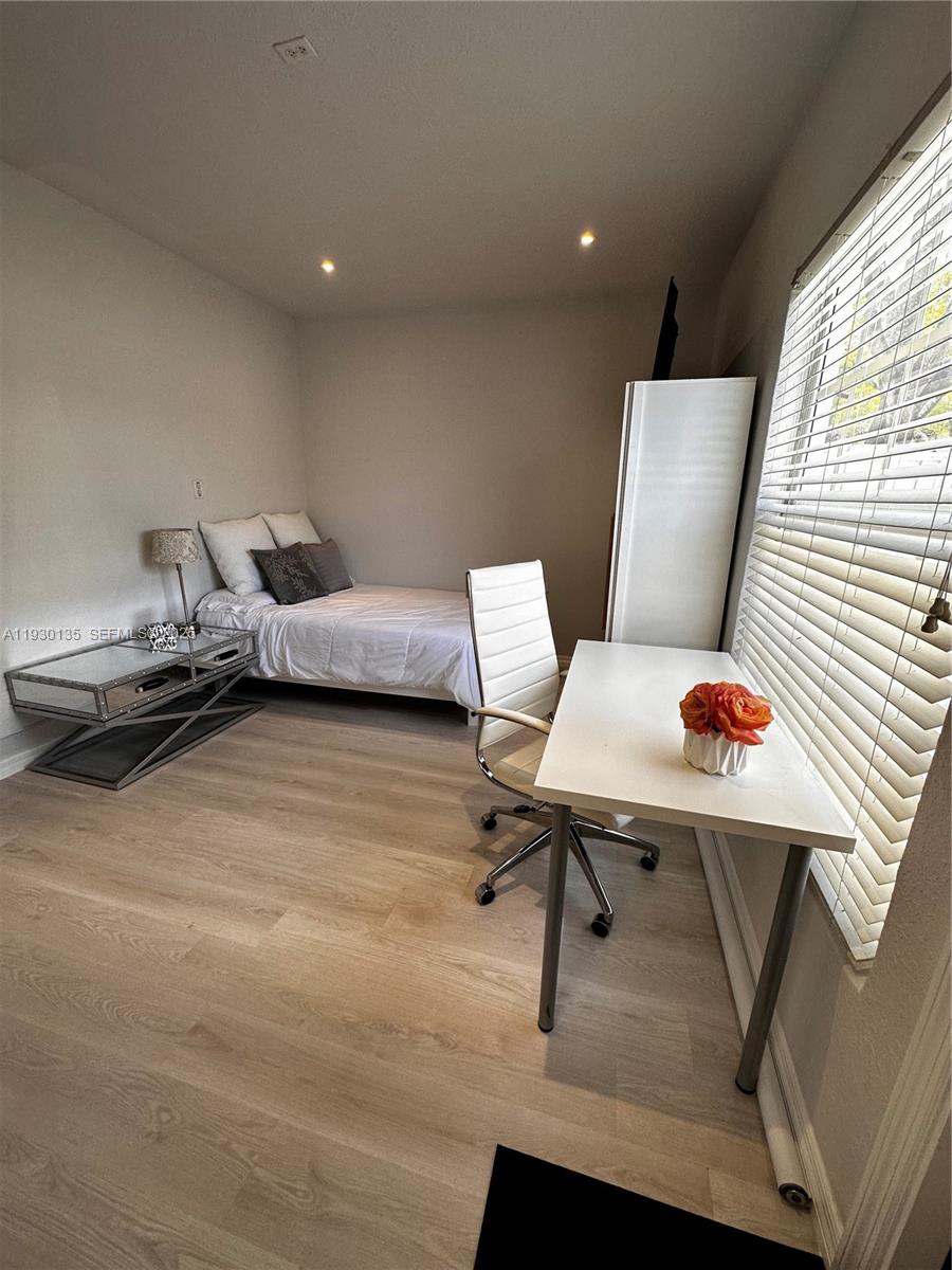 HOLLYWOOD HOMESITES REV P - Residential Lease