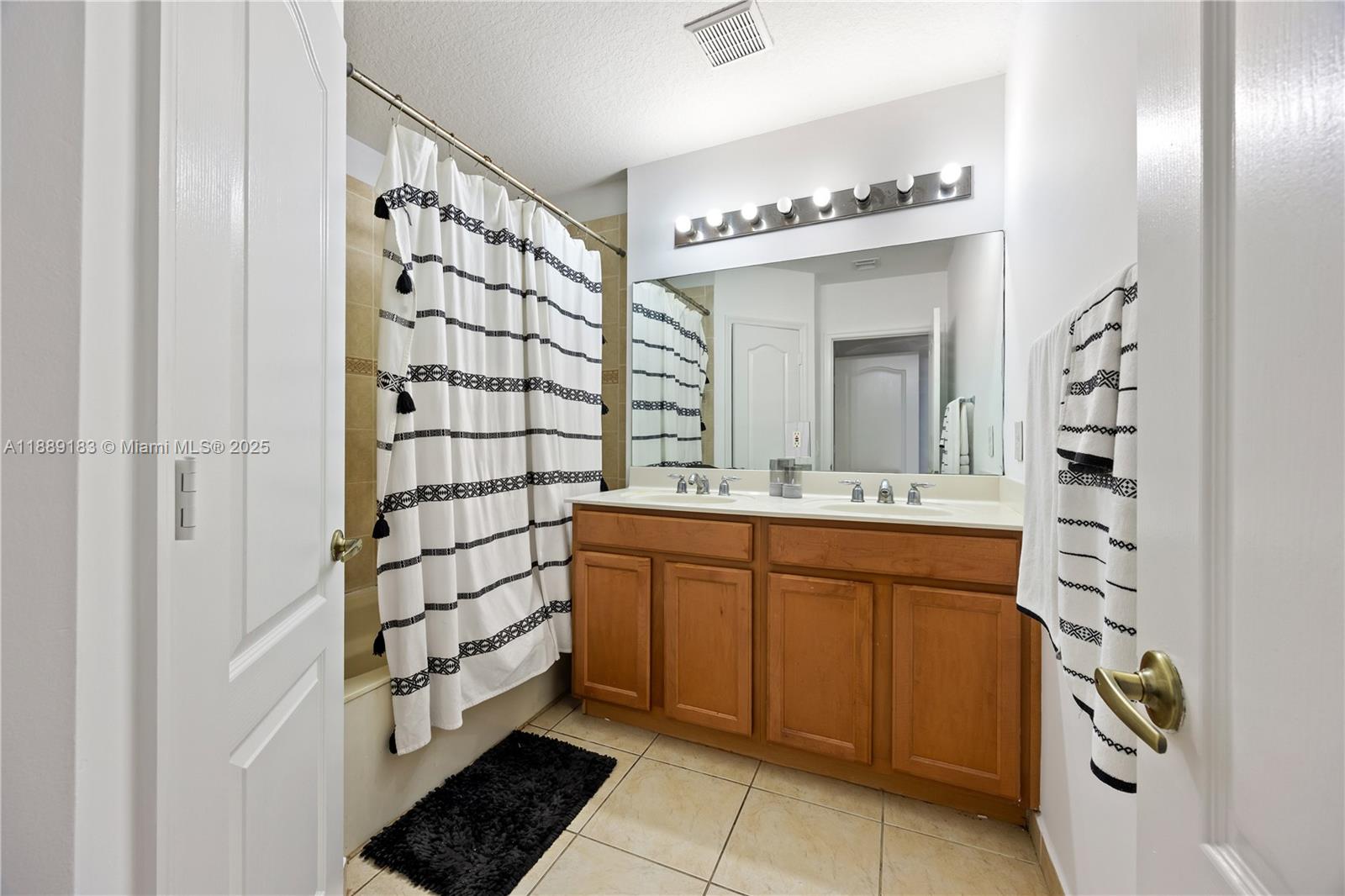 MANDARIN LAKES - Residential