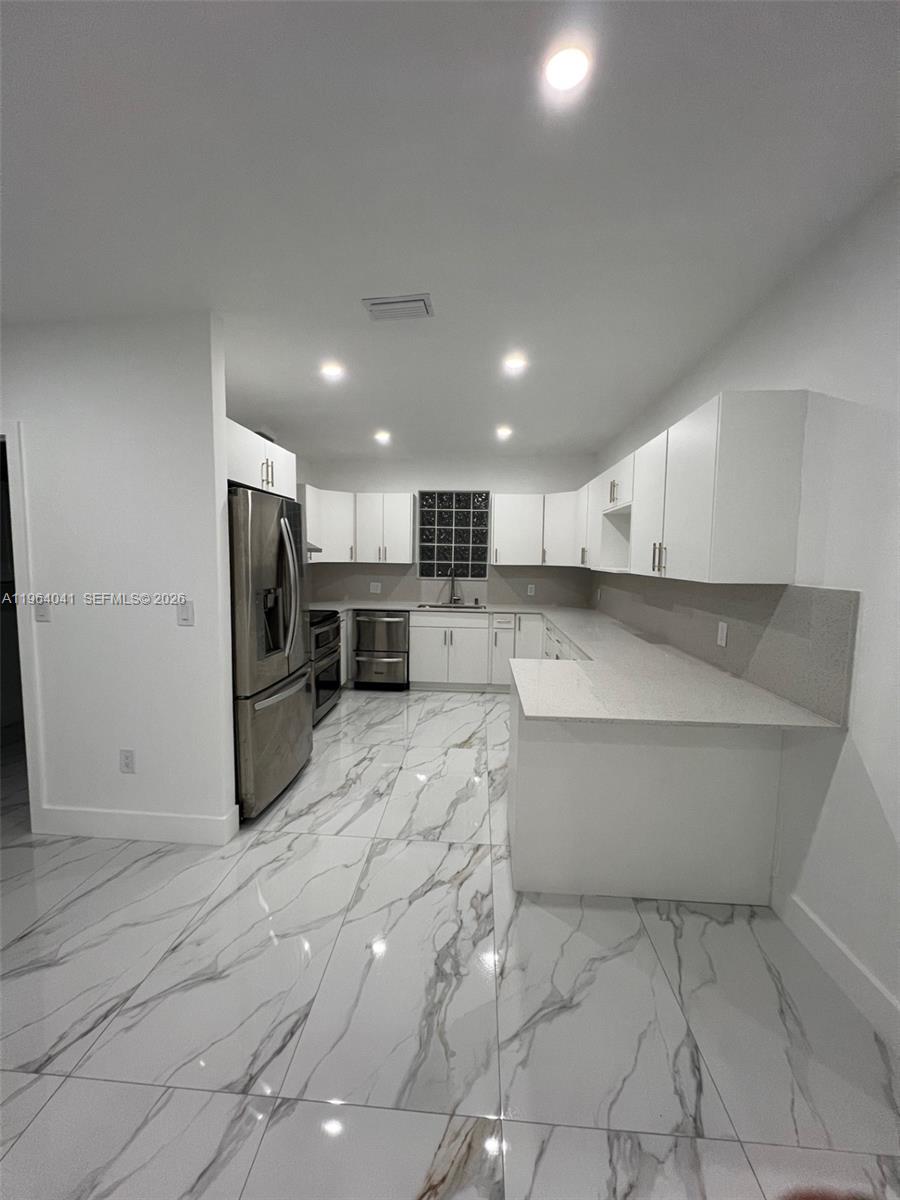 COUNTRY CLUB EST SEC 2 - Residential Lease