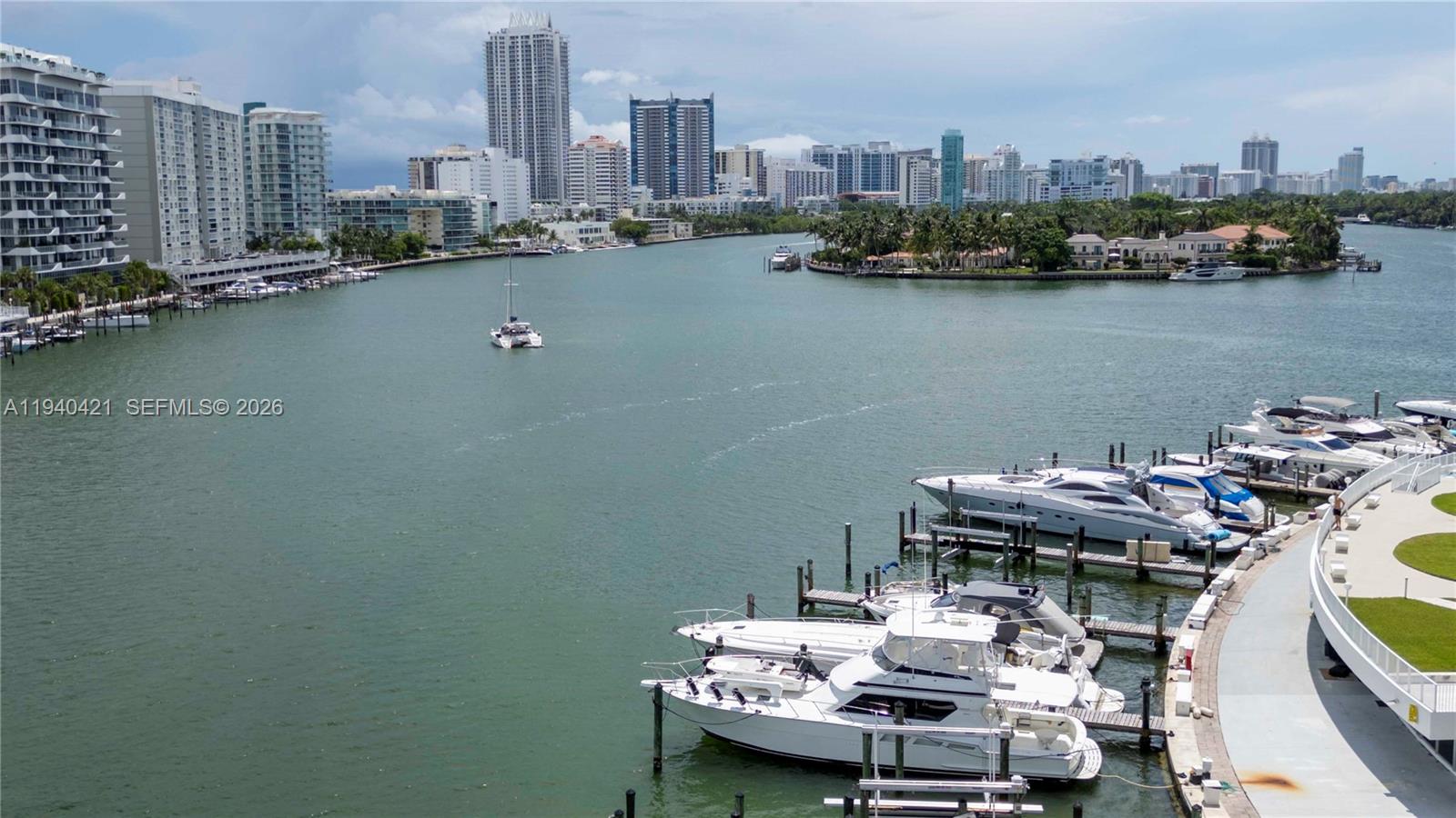 KING COLE CONDO - Residential