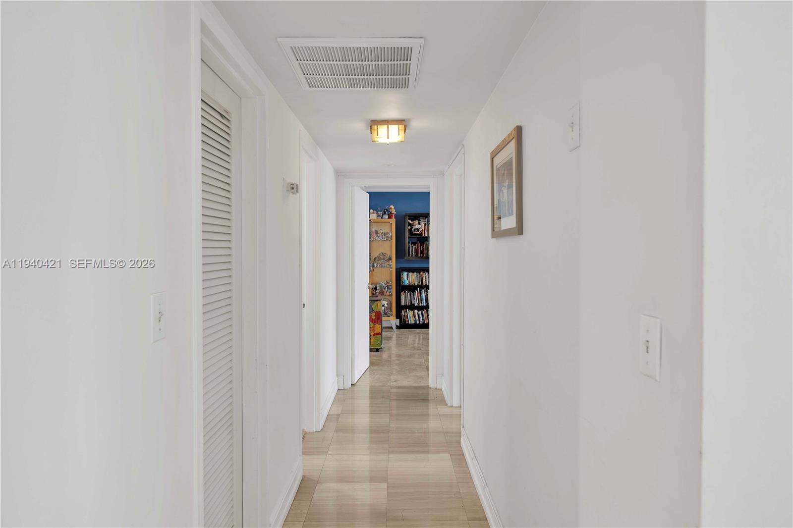 KING COLE CONDO - Residential