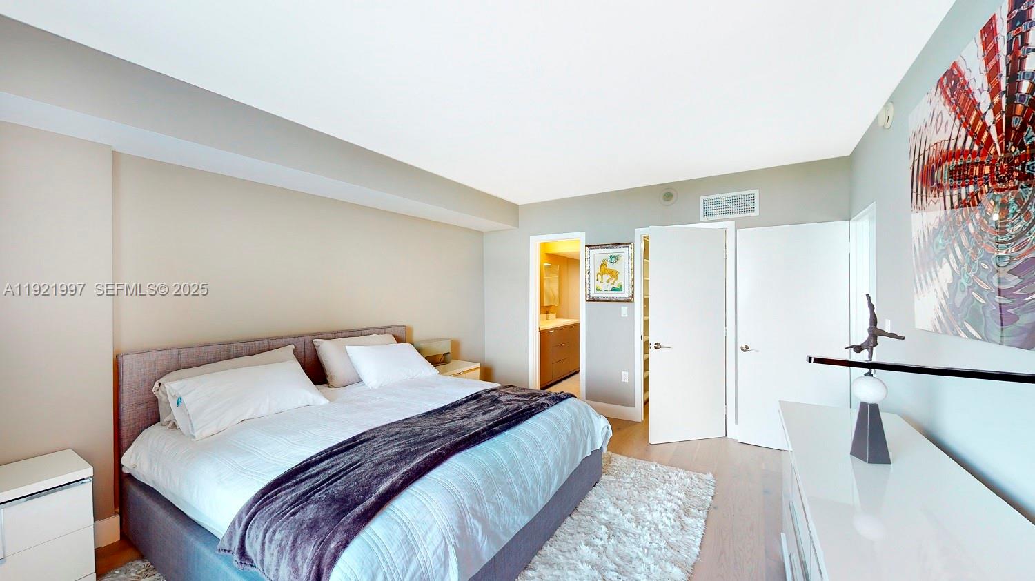 10275 Collins Ave 724