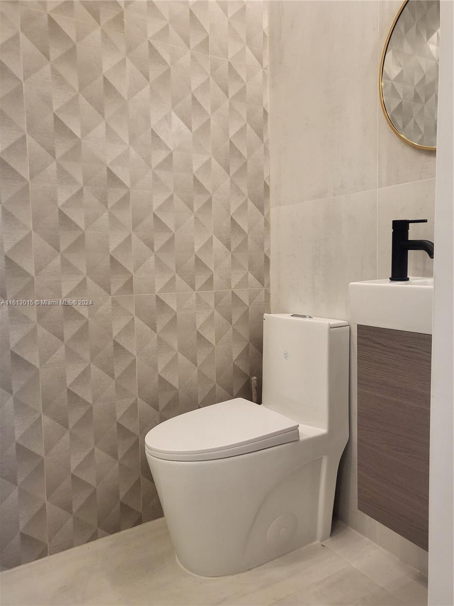 FIRST IMPRESSIONS II - Residential Lease