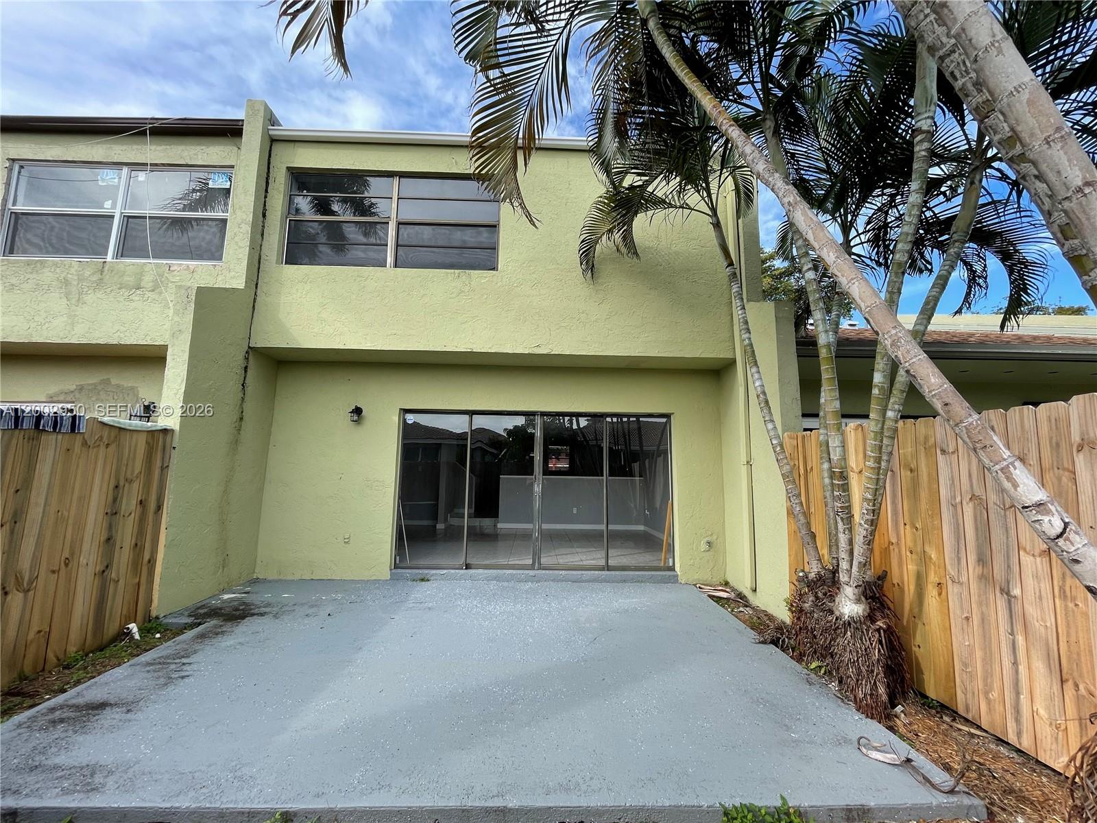 COUNTRY CLUB VILLAS TH CO - Residential Lease