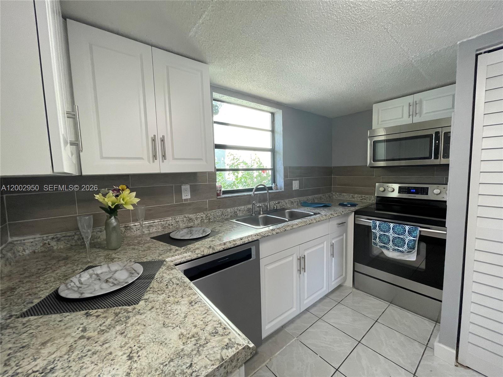 COUNTRY CLUB VILLAS TH CO - Residential Lease