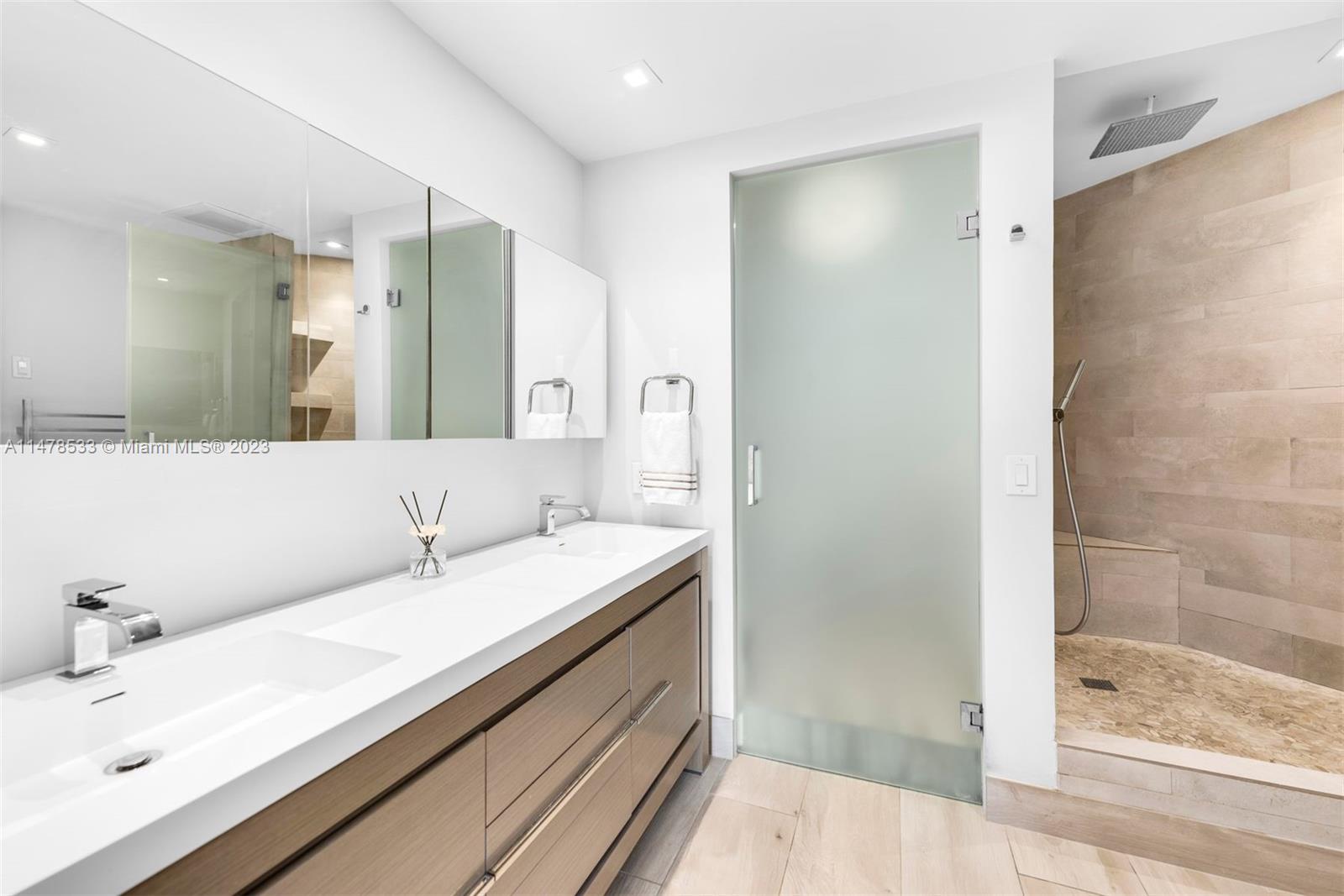 THE EMERALDBAY @ KEY COLO - Residential