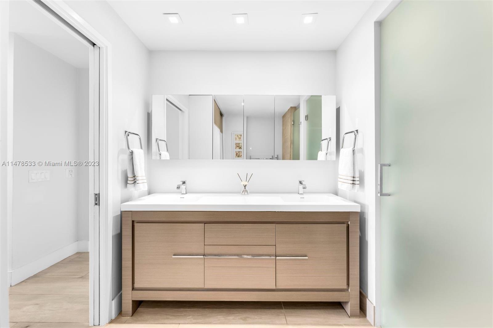 THE EMERALDBAY @ KEY COLO - Residential