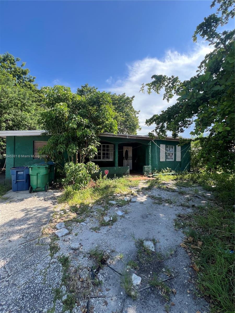 Investor Special! 3 Bedrooms 2 Bathrooms in need of a full rehab. Very large backyard.
Due to property condition this will be cash/hard money sale only.