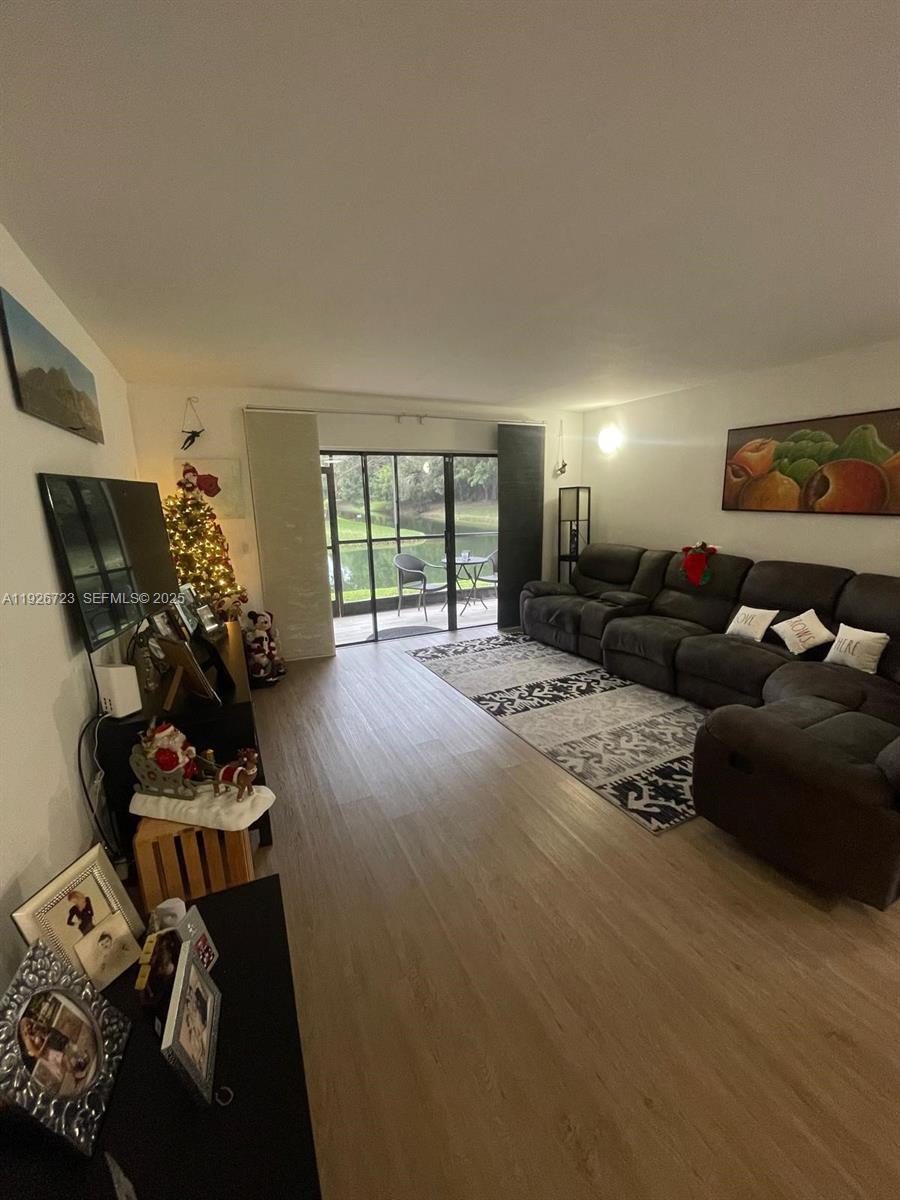 RACQUET CLUB APTS AT BONA - Residential