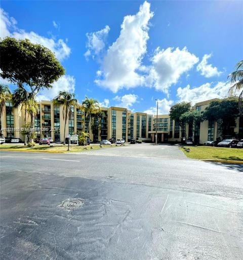 Remodeled apartment with new appliances, new A/C, remodeled kitchen in a very good location