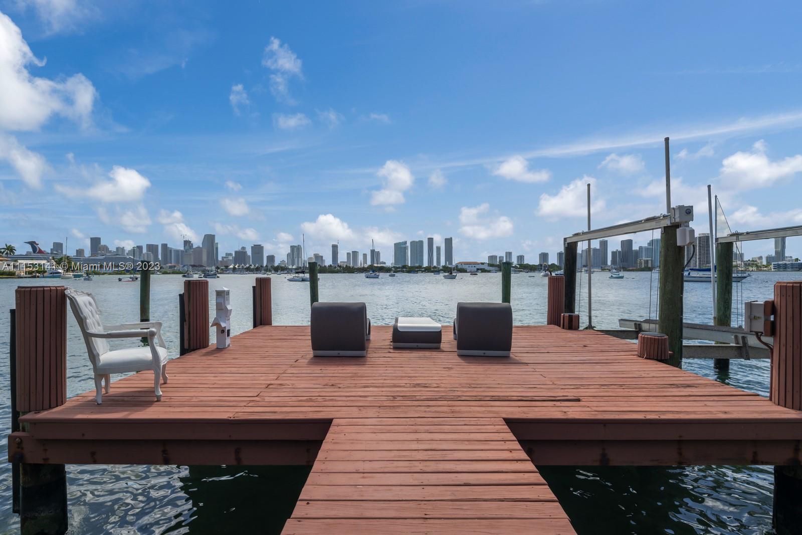 HIBISCUS ISLAND - Land
