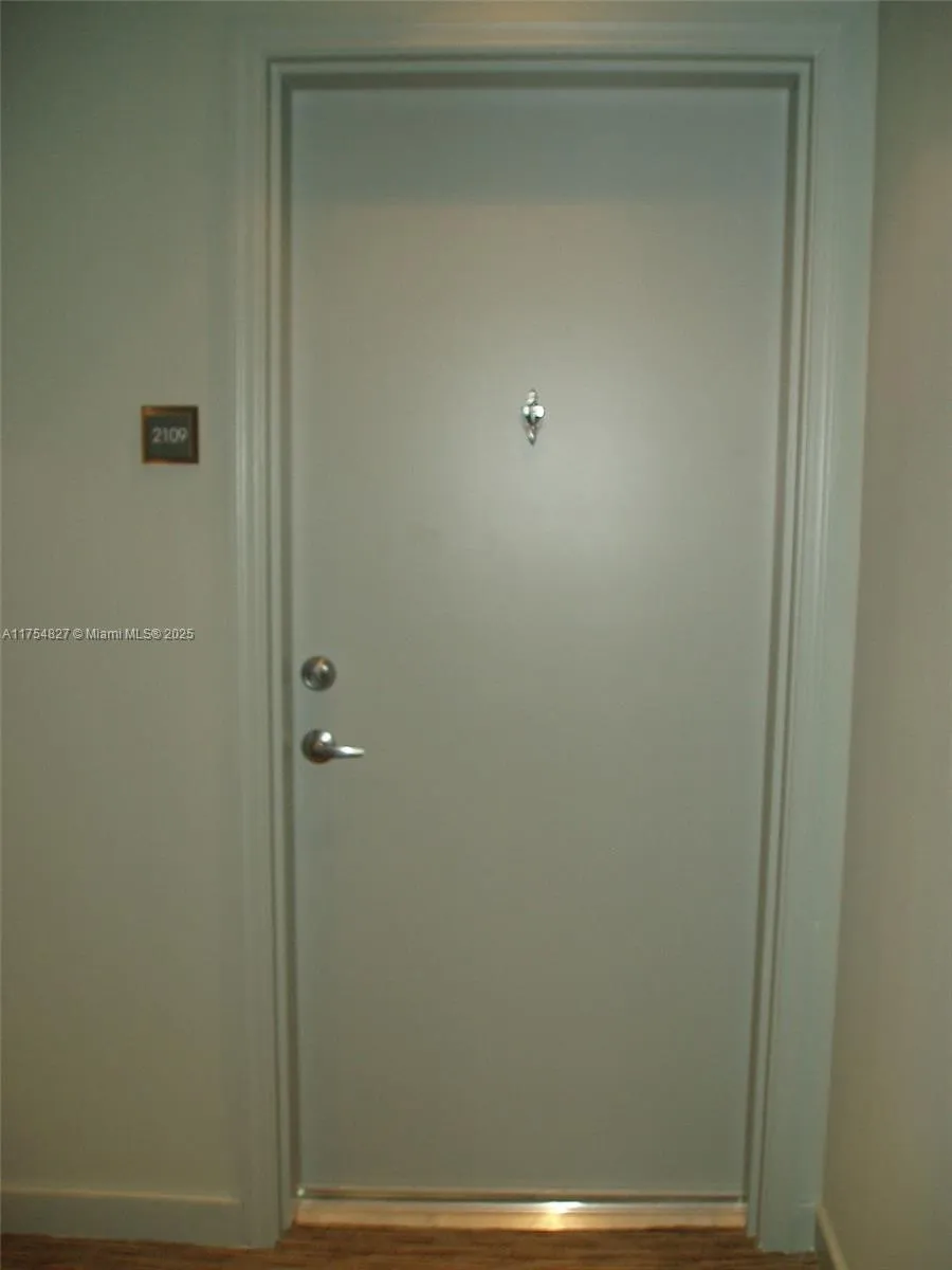 Miami, Florida 33131, United States, 1 Bedroom Bedrooms, ,1 BathroomBathrooms,Residential,Active,80178