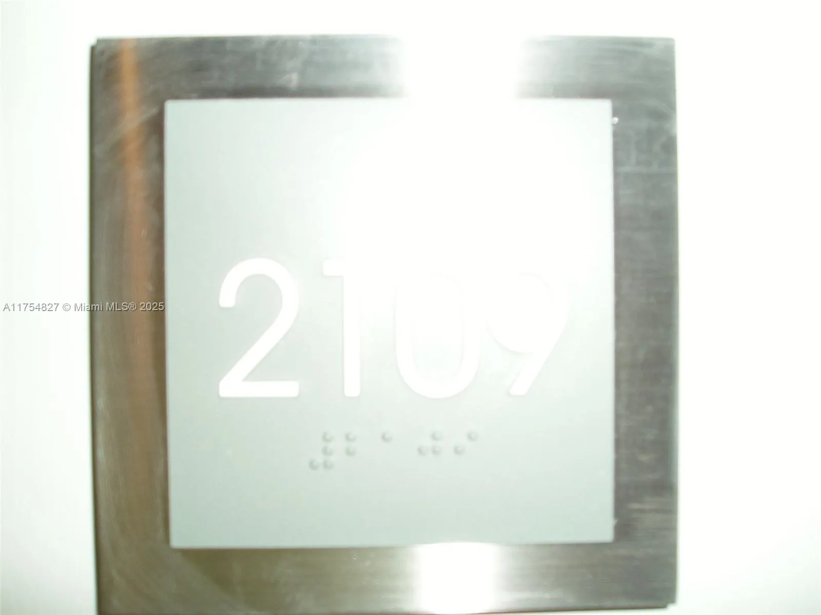 Miami, Florida 33131, United States, 1 Bedroom Bedrooms, ,1 BathroomBathrooms,Residential,Active,80178