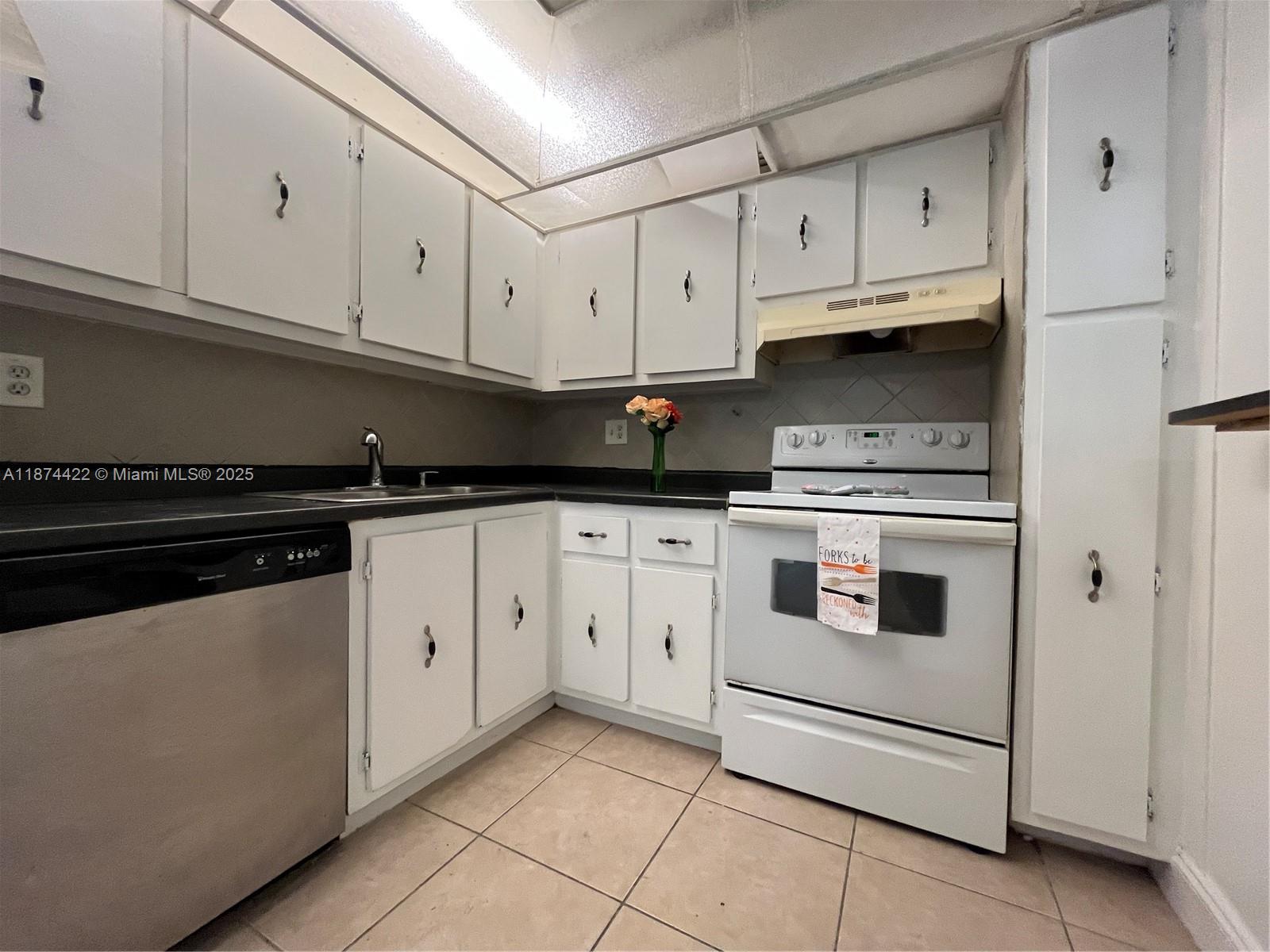 Large 2BR/2BA unit on the 3rd floor of an elevator building. Features include tile floors throughout, a walk-in closet, and water/sewer included in rent.
Community offers a pool and laundry rooms on each floor for added convenience. Excellent location—close to I-95, Turnpike, shopping, and dining.
One small pet up to 20 lbs. allowed ($250 non-refundable fee; restrictions apply)
HOA approval required (2–3 weeks)
Move-in with first month, last month, and one month security deposit
Comfortable living in a convenient location—ready for new tenants!