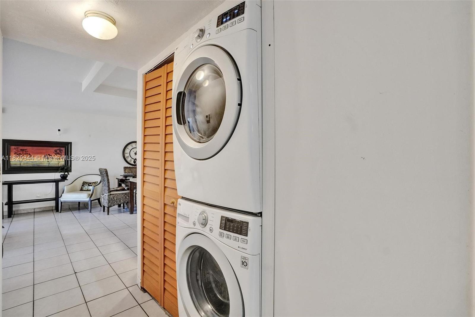 LAGO DEL REY CONDO #1 - Residential